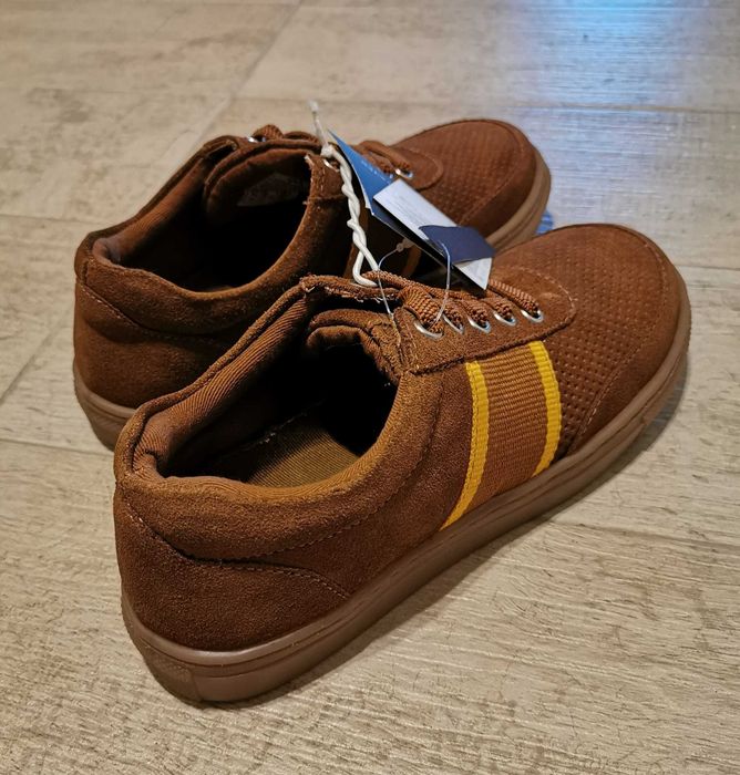 Pantofi sport din piele intoarsa, marimea 33.