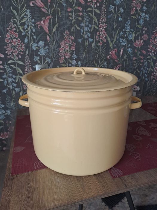 Эмалированная кастрюля