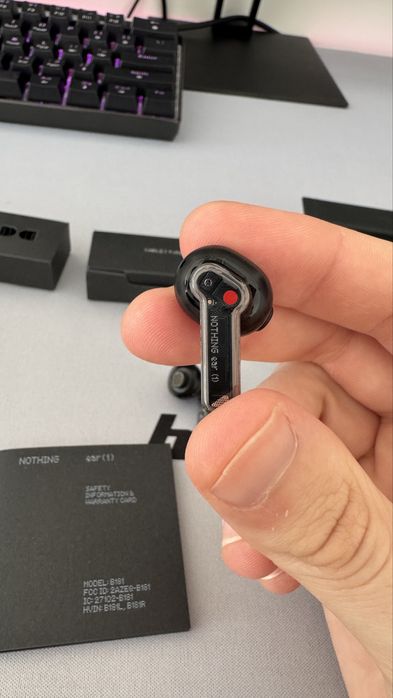 Vând caşti nothing ear 1(casca dreapta se aude mai încet)