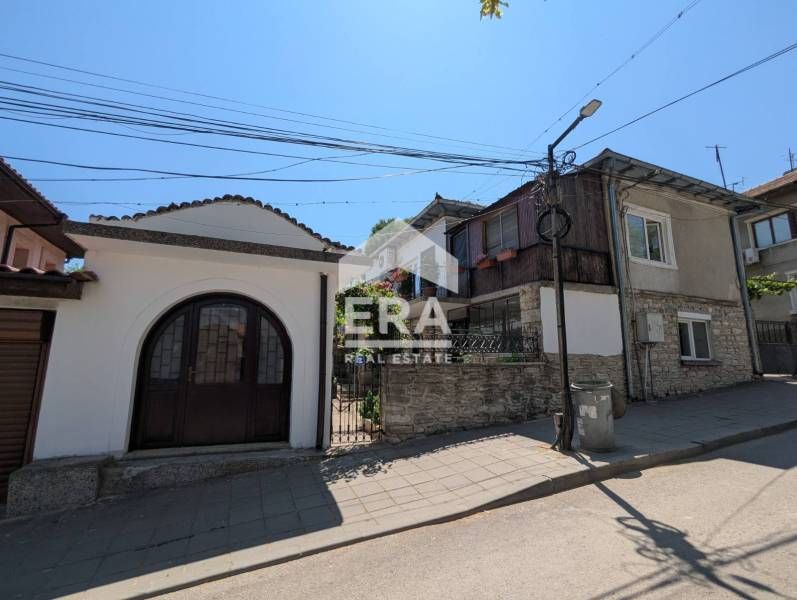 Къща на три нива за продажба, с двор, в близост до храм Св. Георги в г