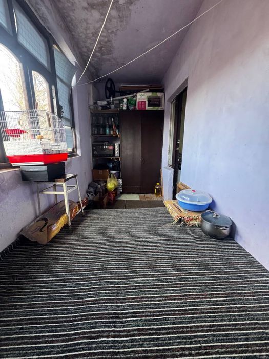 Срочно продаеться в чирчике 8 микрарайон