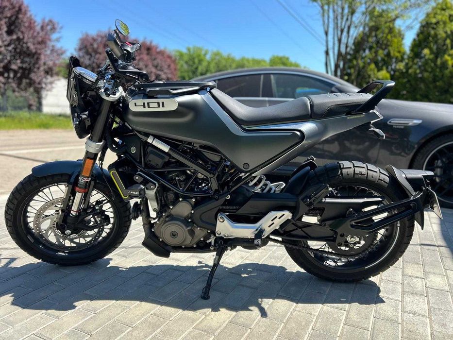 Vand Husqvarna Svartpilen 401 din 2020 , stare impecabila !