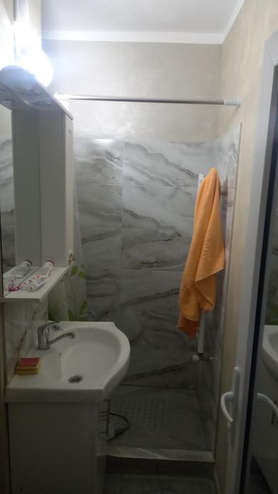 Închiriez în regim hotelier apartament cu trei camere la parter,