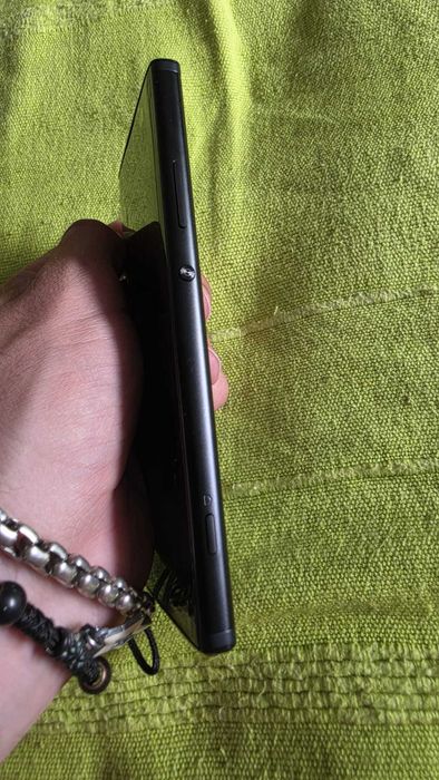 Vand telefon sony xperia este nou