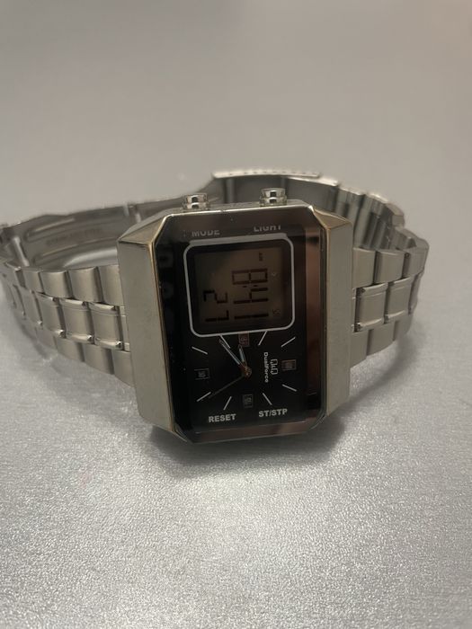 Продавам два часовника