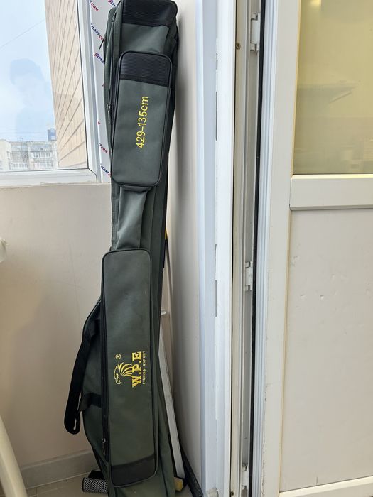 3 удочки и чемодан для снастей