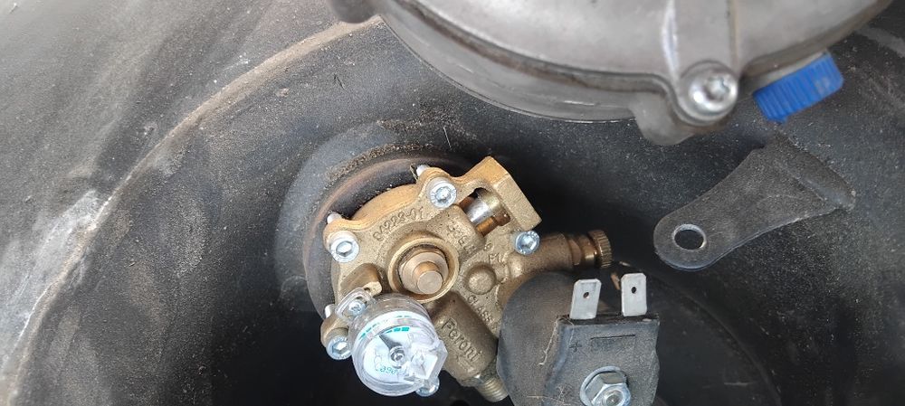 Газова бутилка с изпарител.Изправно.Цената е за комплект .