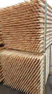 Оцилиндрованные колья для подвязки деревьев