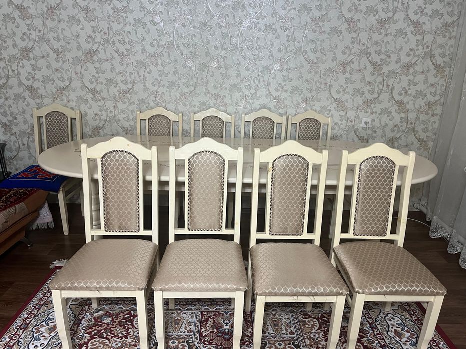 Стол со стульями