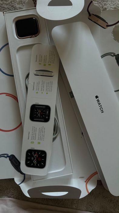 Продам Apple Watch SE