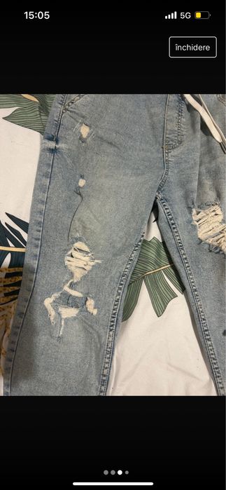 Blugi albastri rupti