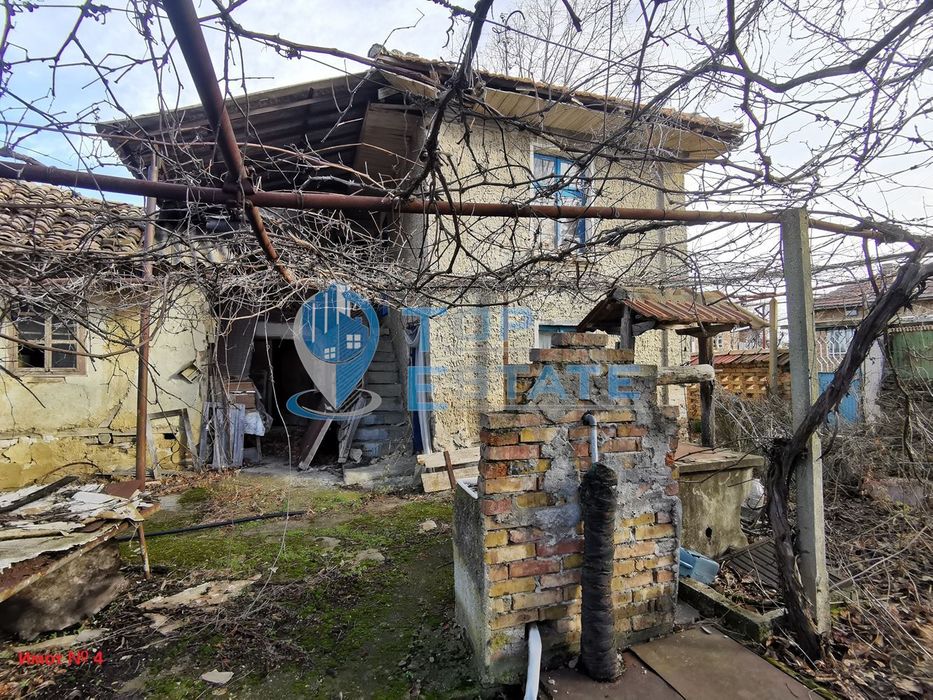 Пет къщи и два парцела в село Кавлак, област Велико Търново