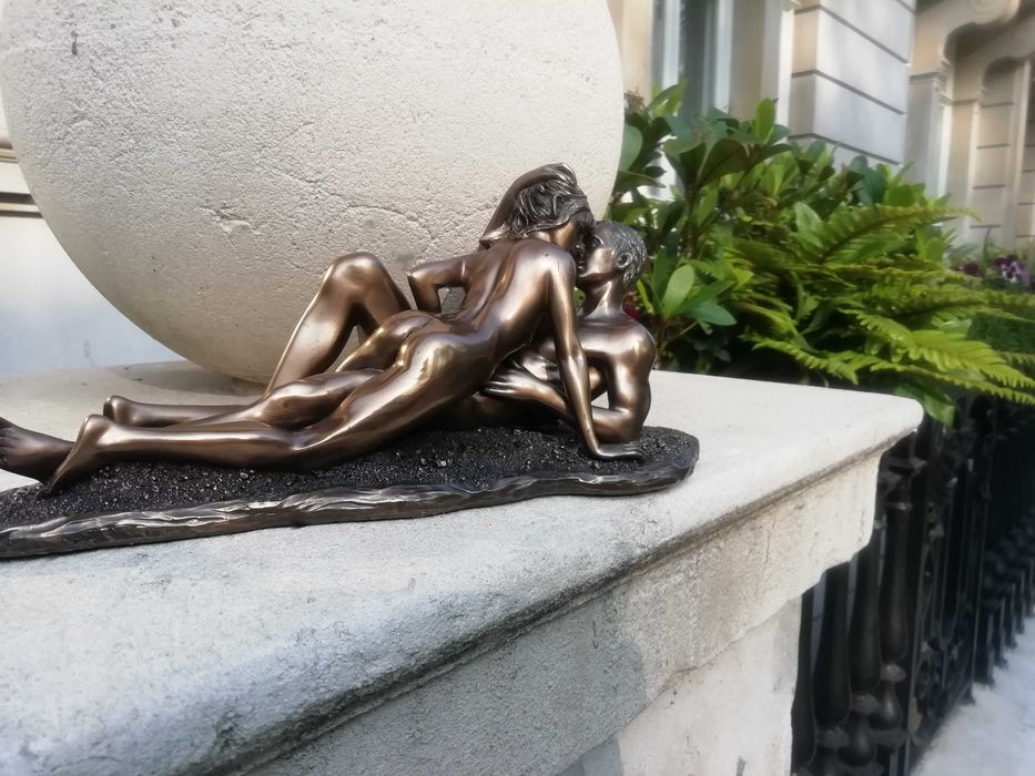 Statueta de bronz, indragostiti imbratisati, cu totul deosebita, arta