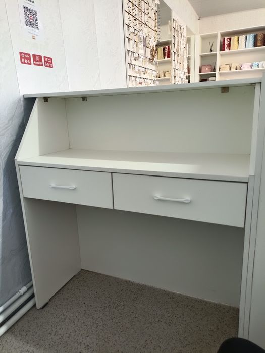 Продам стеллажи и витрину