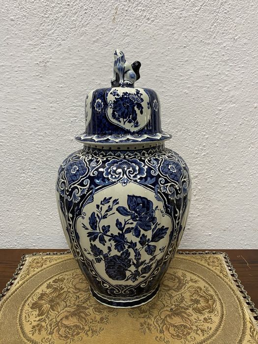 Холандска ваза с капак на делфт