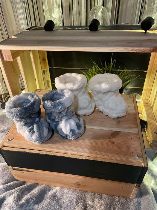 Ръчно плетени  бебешки пелини и буйки.