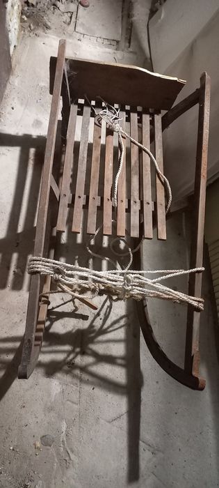 Дървена шейна с облегалка