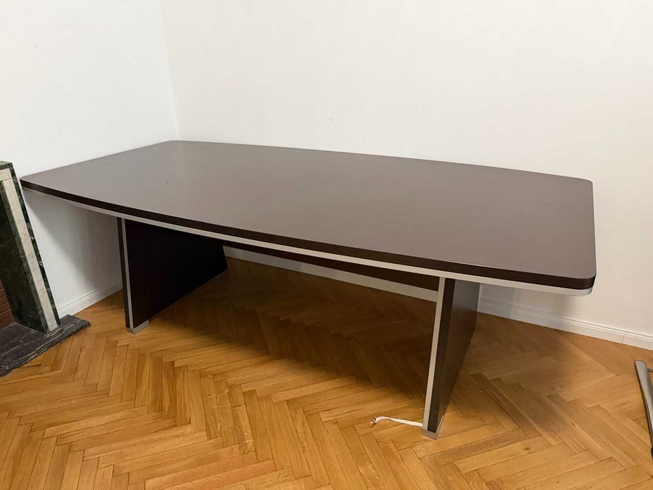 масивна заседателна маса