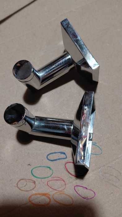 Закачалки  за  баня, много запазени.