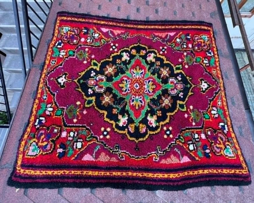 Цветни вълнени китеници с традиционни мотиви — 2 размера
