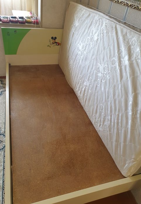 Детский кроват Акриловый в хорошем состоянии с тумбочкой