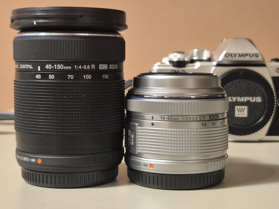 Olympus OM‑D E‑M10 Mark II + 2 obiective + accesorii – stare excelenta