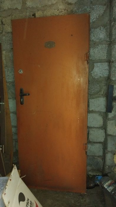 Продам входную дверь.