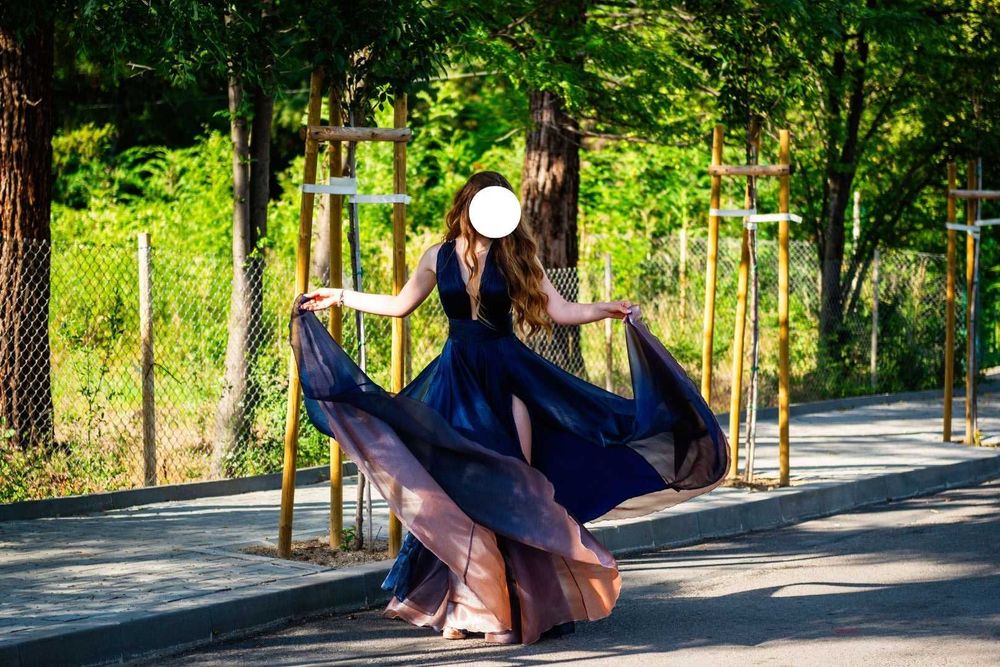 Бална рокля с презрамки на гърба и омбре преливка на цветовете