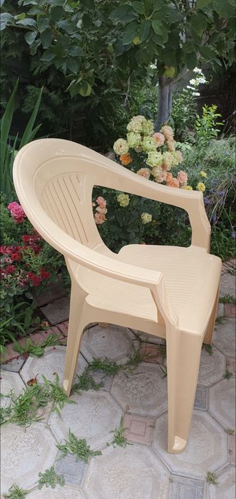 Пластиковый  стол и 4 стула