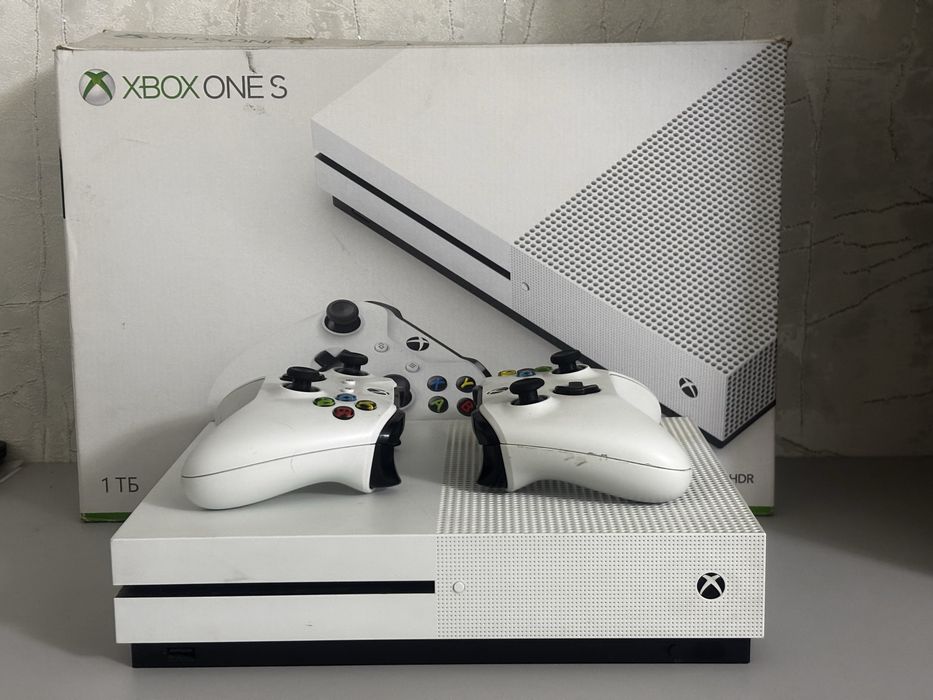 Xbox one s 1тб с двумя джойстиками и играми