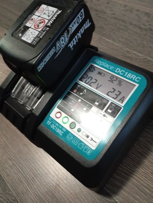 Încărcător pentru baterii makita