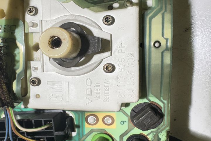 Ceas bord 81 117 675 Opel Astra F