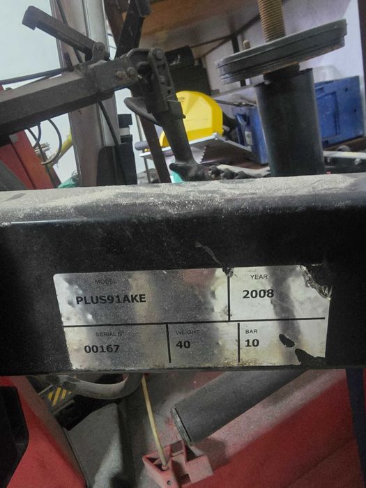 Mașină de montat/demontat anvelope – autoturisme și utilitare ușoare