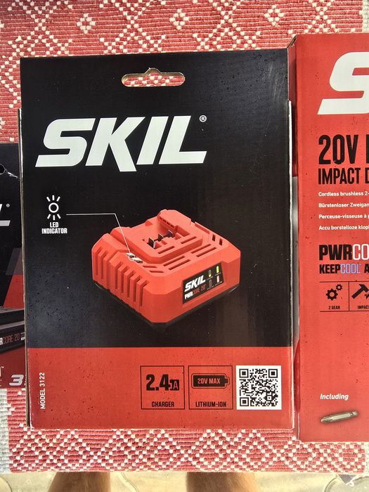 Masina cu telecomanda pe acumulator skil