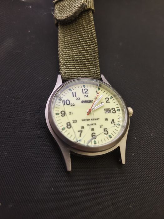 Часовник с флуресцентен циферблат