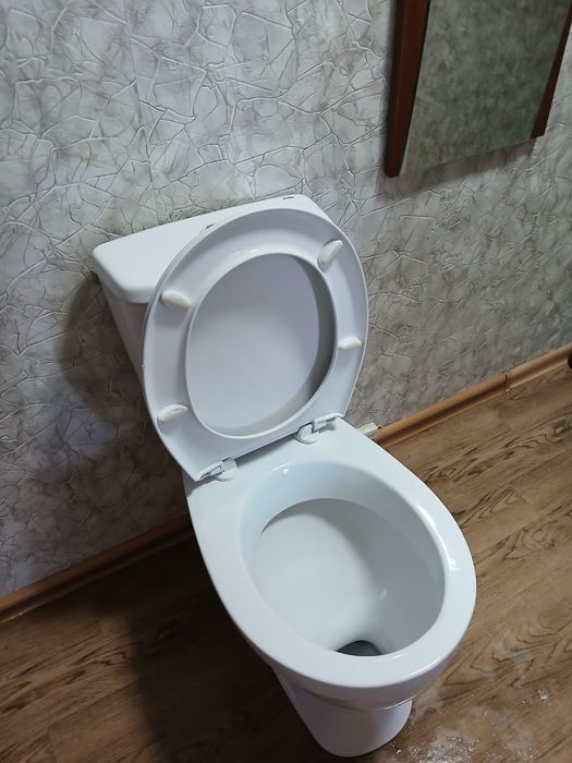 Продам унитаз с бочком