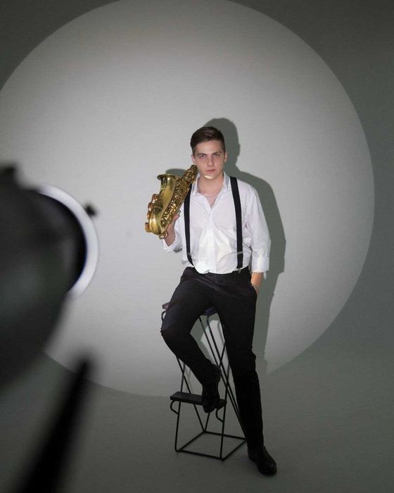 Ведущий - саксофонист - ди-джей  на ваше мероприятие