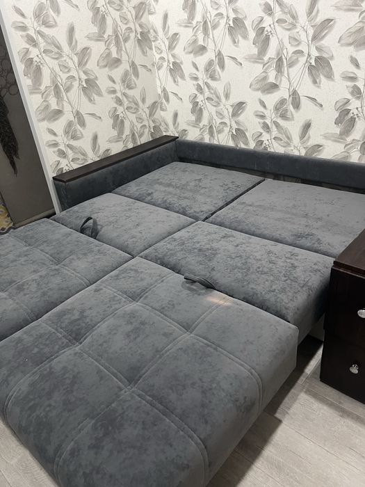 Диван с выдвижными ящиками