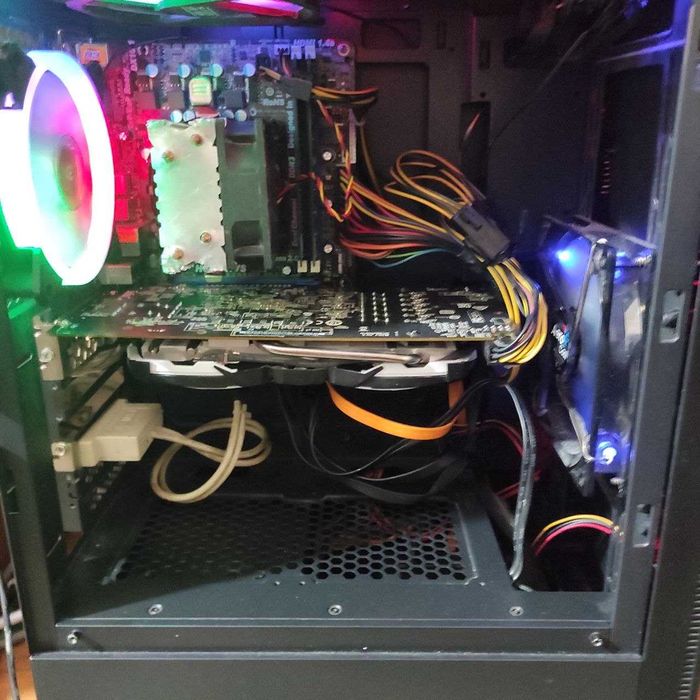 Компьютер игровой монитором .