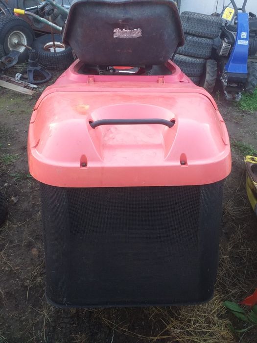 Tractoras tuns iarba