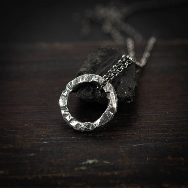 Сребърен медальон 925 „Кръг“ | Мъжки талисман за сила и баланс |
