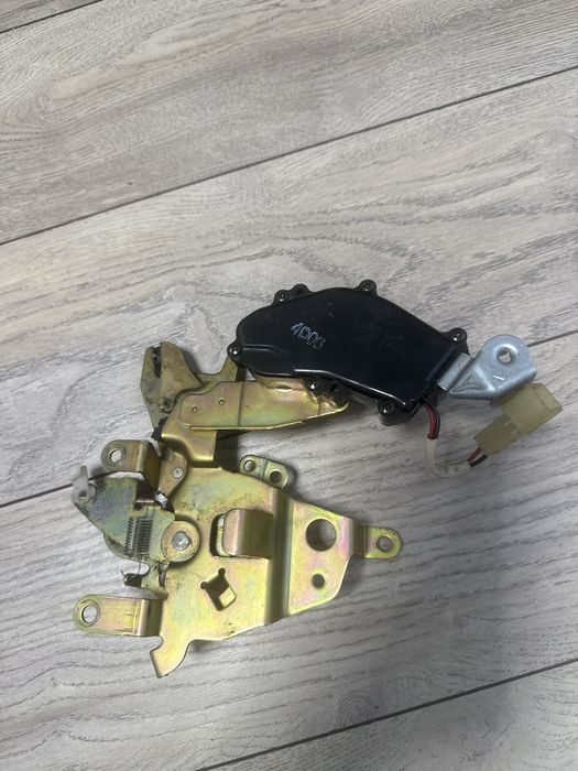 Замок багажника Тойота Превия