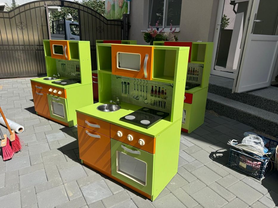 Vând mobilier pentru copii (bucătărie/măsuță pentru make-up/masă)