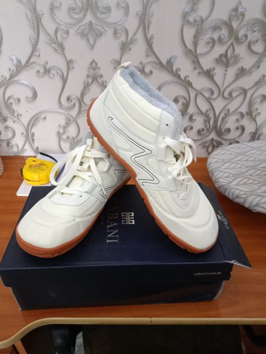 Продам теплые кросовки