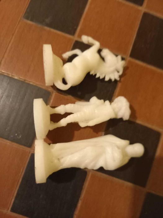 Joc vechi şah şi 2 seturi de piese plastic, set rar de figurine medievale, tabla mare, interior bine finisat pentru table