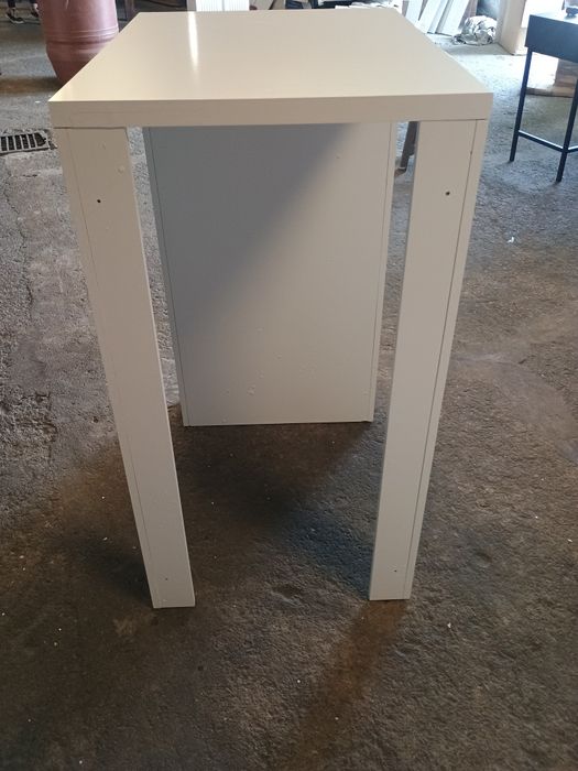 Бар маса с рафтове