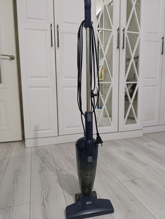 Пылесос рабочий, хороший , современный