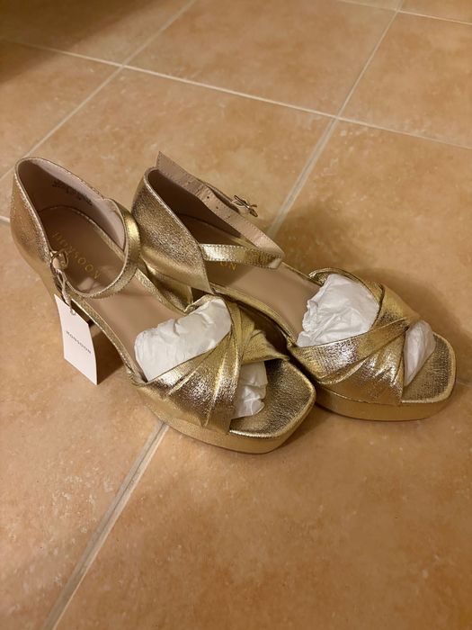 Обувки на ток и платформа, нови, цвят злато