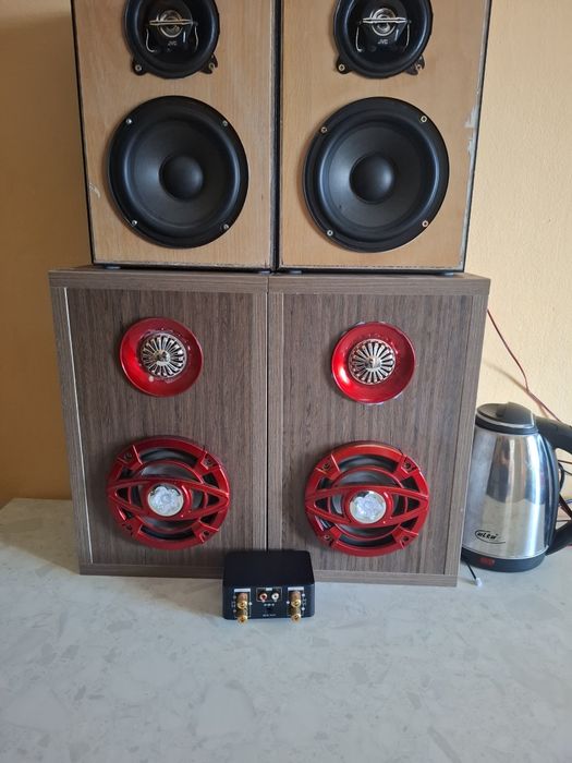 Vând tot ce se vede în poze!
Prețul de 300 de lei include două perechi de boxe și un amplificator.