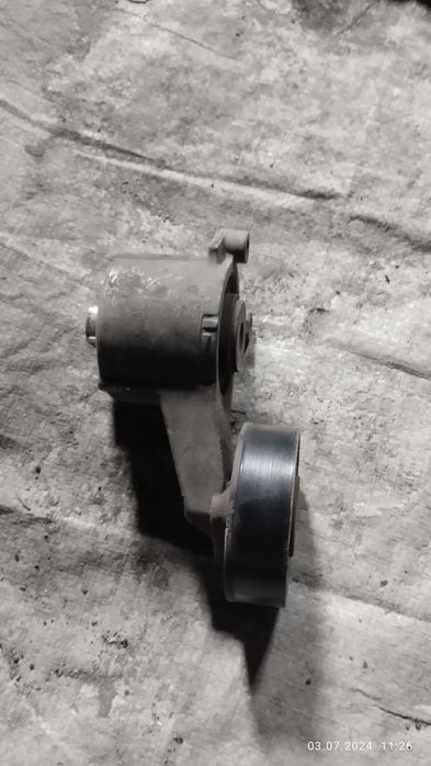 Натяжитель ремня мерс 190 продам